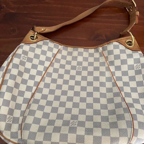 Authentic Louis Vuitton handbag. - Picture 2 of 7